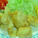 あっさり味で大人気 、鶏の塩から揚げ　レモン添え